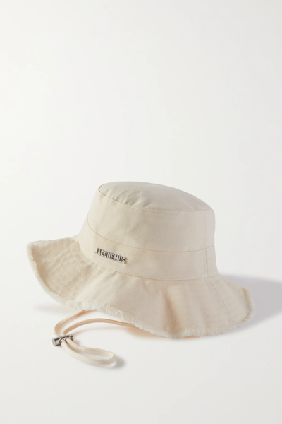 유럽직배송 자크뮈스 버킷햇 JACQUEMUS Le Bob Artichaut frayed embellished cotton-canvas bucket hat 25185454455760497
